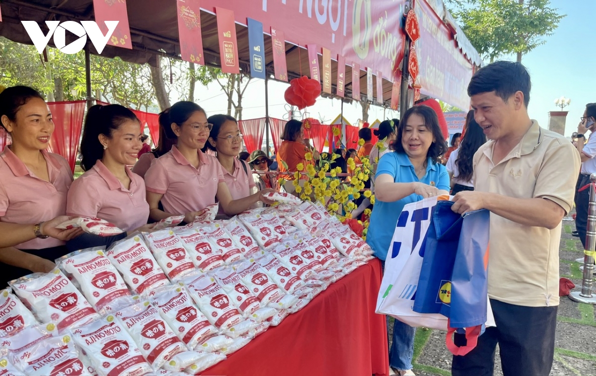 Am ap tet yeu thuong tai ba ria-vung tau phien cho 0 dong, ve tau mien phi hinh anh 2