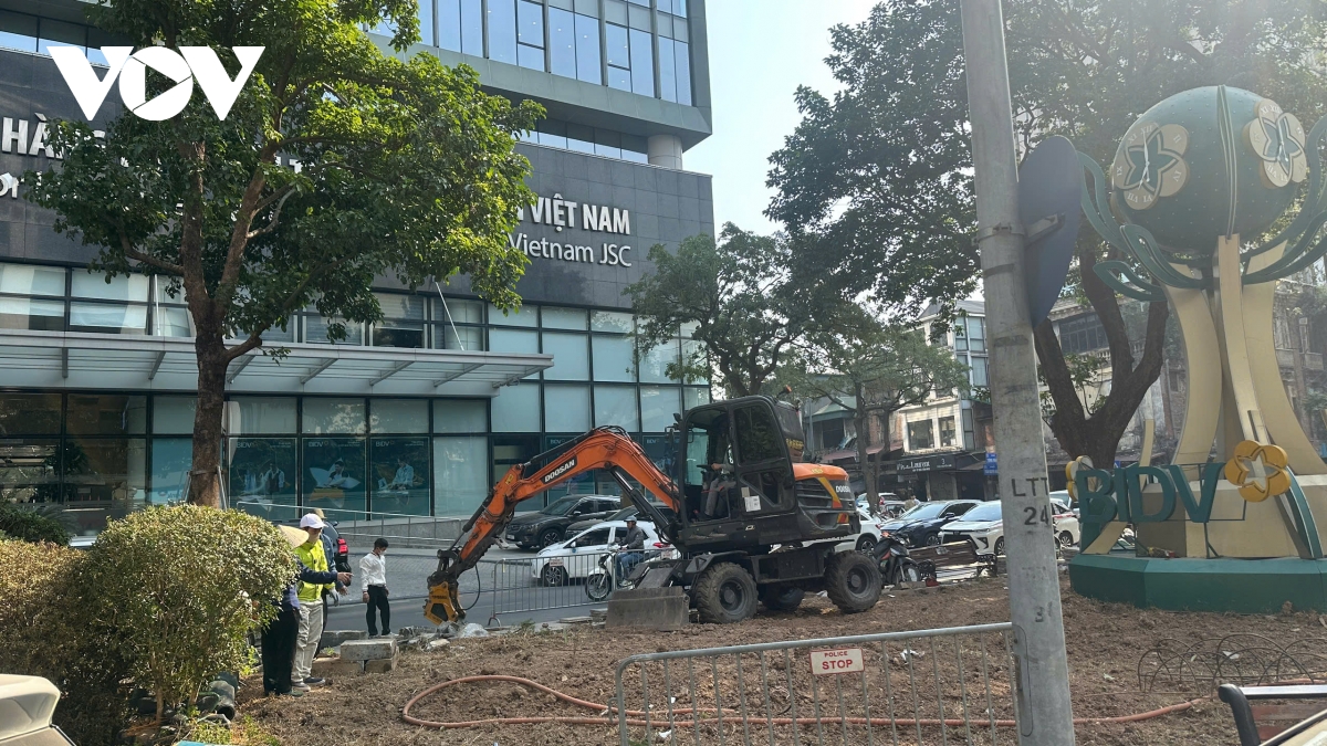 Sát Tết vườn hoa, vỉa hè ở Hà Nội vẫn đào xới ngổn ngang