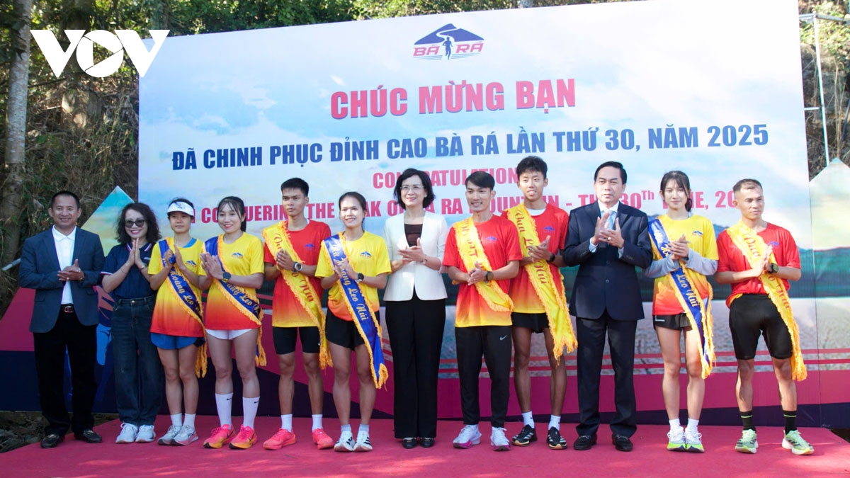 hoang nguyen thanh giu vung ngoi vuong giai viet da chinh phuc dinh cao ba ra hinh anh 4