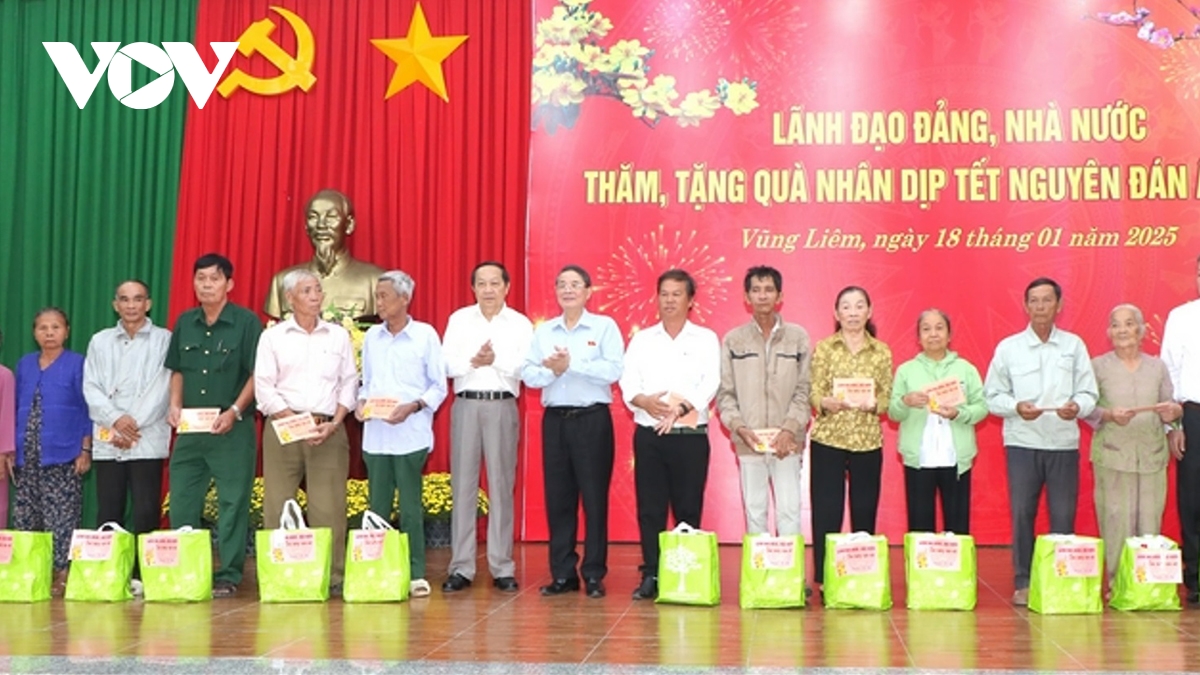 lanh dao quoc hoi tham, tang qua nguoi dan tinh Dak lak, vinh long hinh anh 3