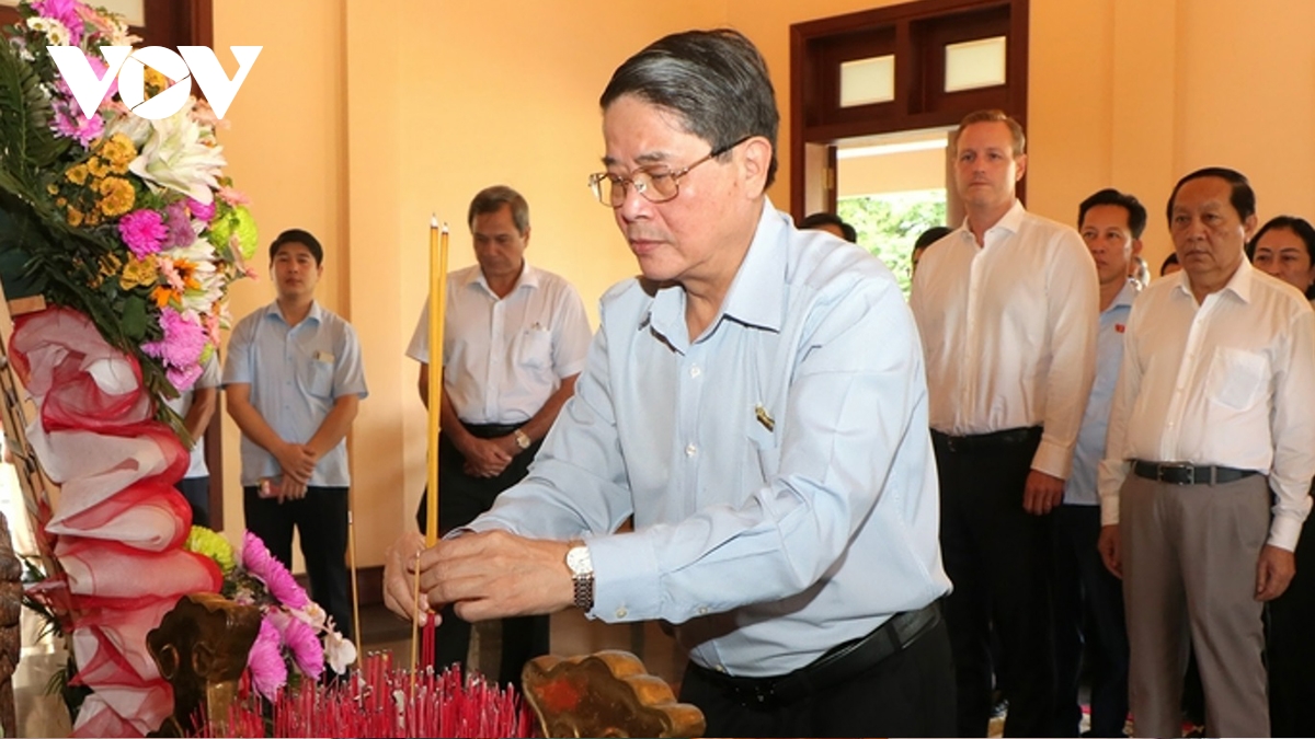 lanh dao quoc hoi tham, tang qua nguoi dan tinh Dak lak, vinh long hinh anh 4