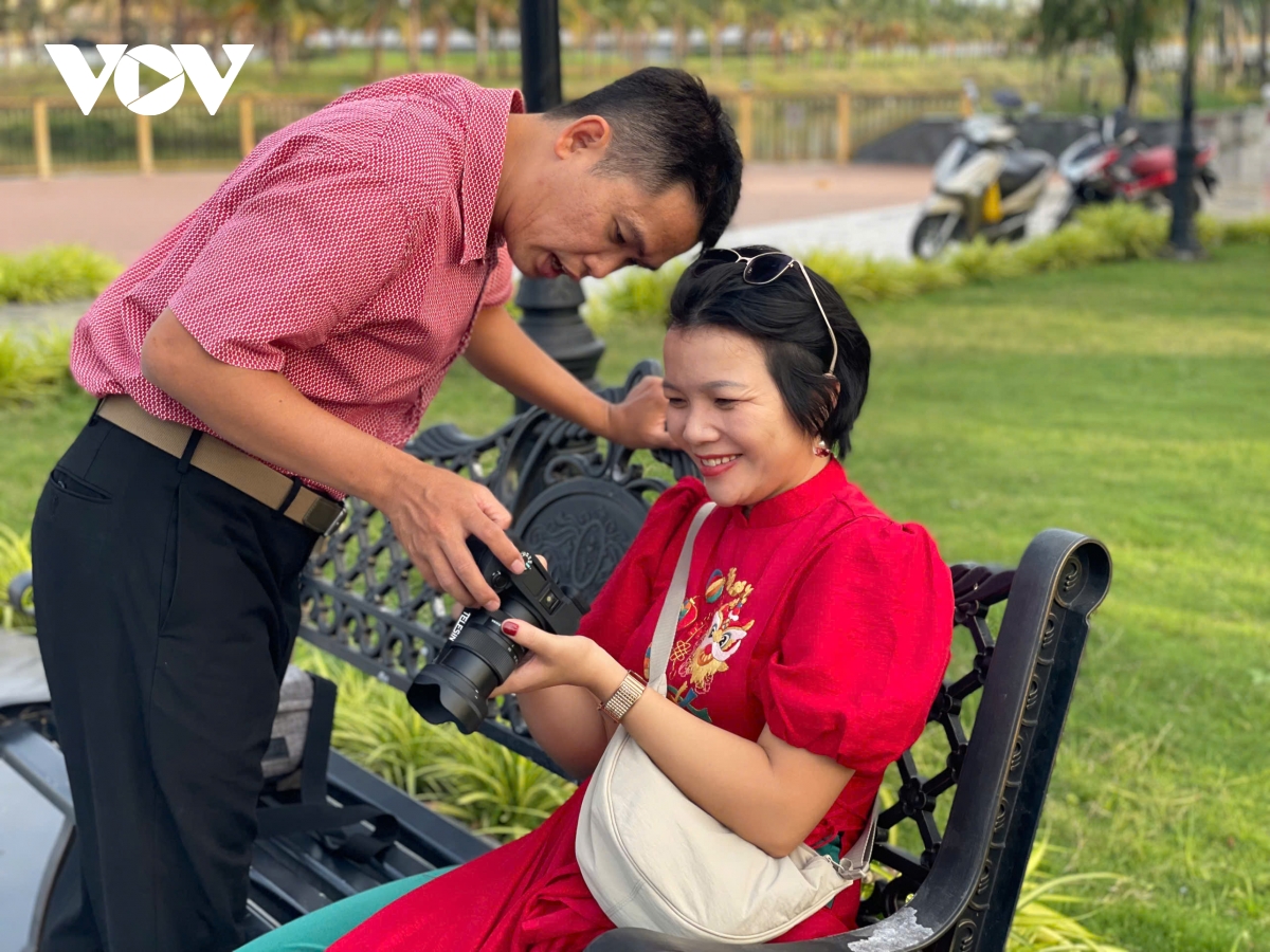 người dân tp.hcm xúng xính áo dài du xuân trong tiết trời mát mẻ hình ảnh 7 nguoi dan tp.hcm xung xinh ao dai du xuan trong tiet troi mat me hinh anh 7