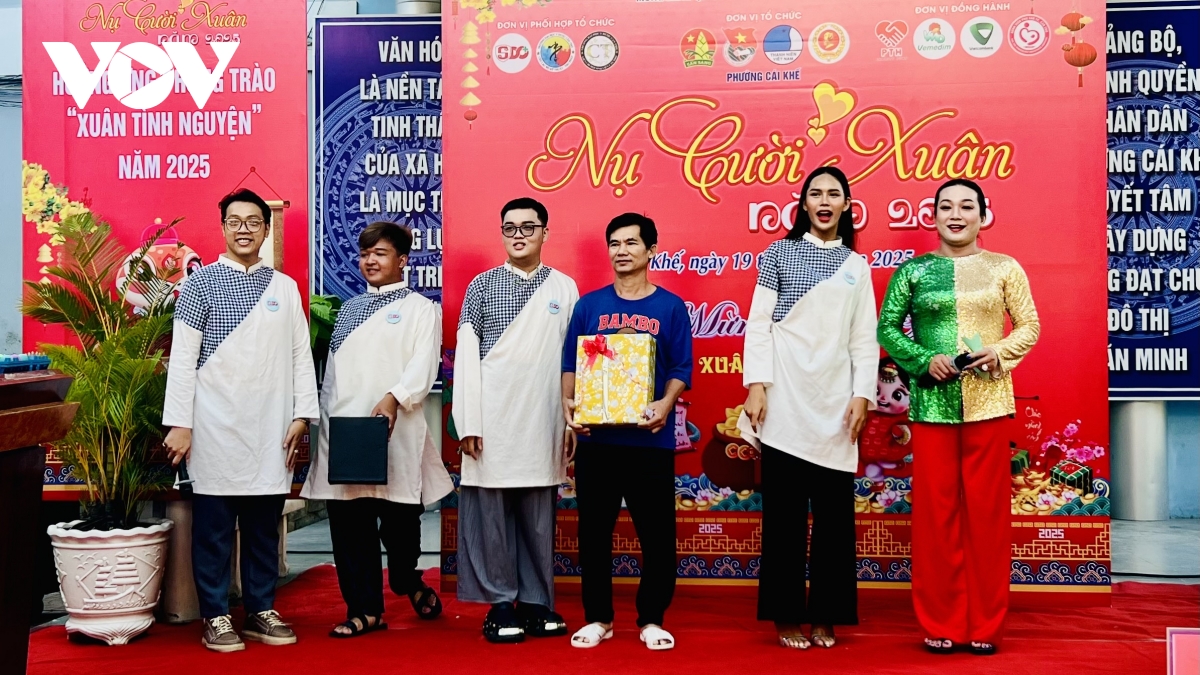 nụ cười xuân thắp sáng niềm vui cho trẻ em nghèo cần thơ hình ảnh 3 nu cuoi xuan thap sang niem vui cho tre em ngheo can tho hinh anh 3