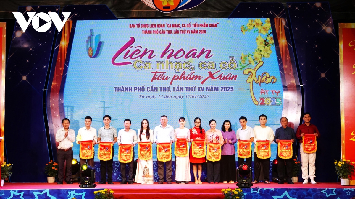 rộn ràng liên hoan ca nhạc, ca cổ, tiểu phẩm xuân tp. cần thơ lần thứ xv 2025 hình ảnh 2 ron rang lien hoan ca nhac, ca co, tieu pham xuan tp. can tho lan thu xv 2025 hinh anh 2