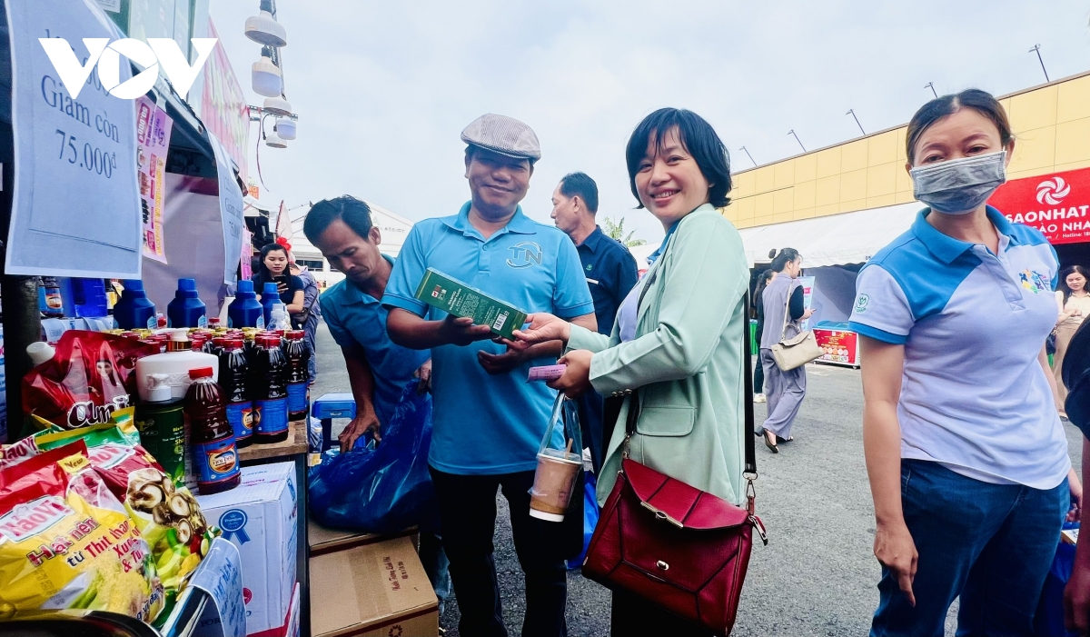 cần thơ tổ chức chợ tết công đoàn, chia sẻ với công nhân khó khăn hình ảnh 4 can tho to chuc cho tet cong doan, chia se voi cong nhan kho khan hinh anh 4
