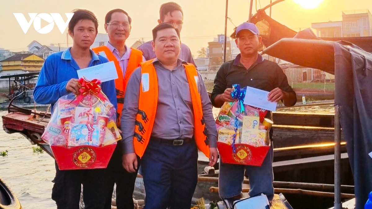 trao quà tết cho tiểu thương chợ nổi cái răng hình ảnh 1 trao qua tet cho tieu thuong cho noi cai rang hinh anh 1