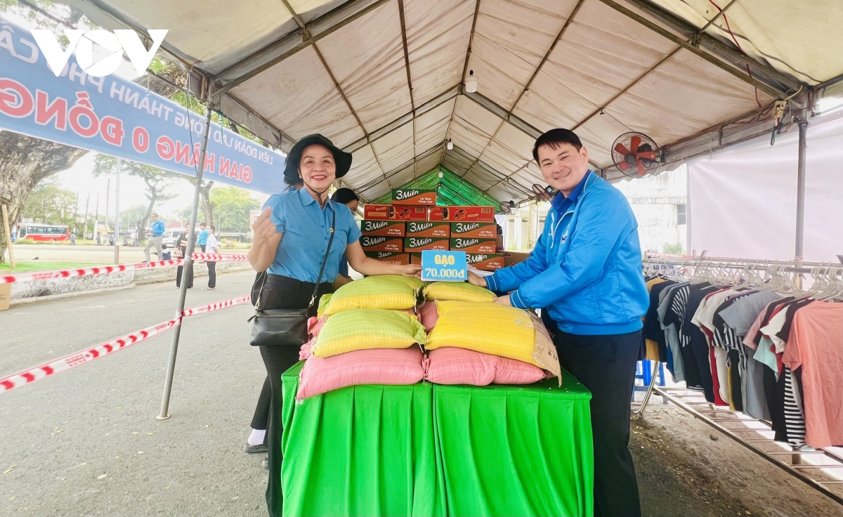 cần thơ tổ chức chợ tết công đoàn, chia sẻ với công nhân khó khăn hình ảnh 2 can tho to chuc cho tet cong doan, chia se voi cong nhan kho khan hinh anh 2