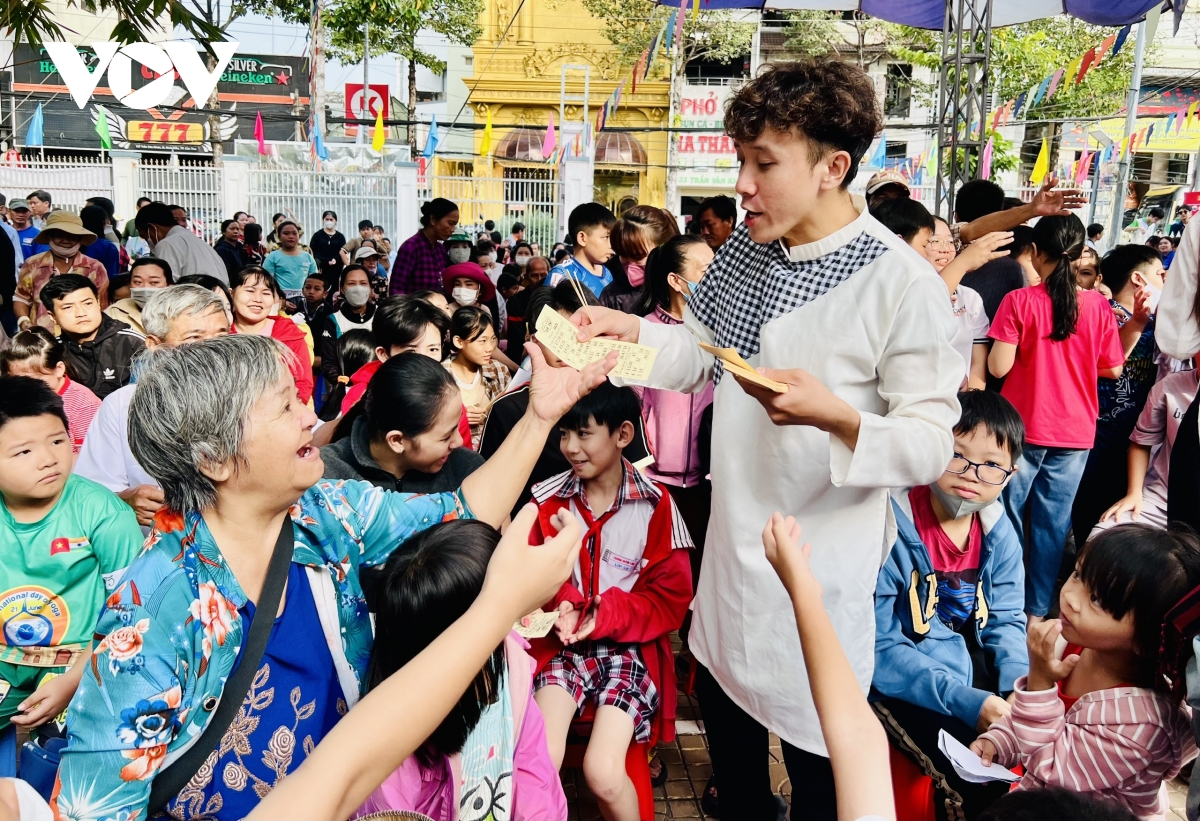 nụ cười xuân thắp sáng niềm vui cho trẻ em nghèo cần thơ hình ảnh 2 nu cuoi xuan thap sang niem vui cho tre em ngheo can tho hinh anh 2