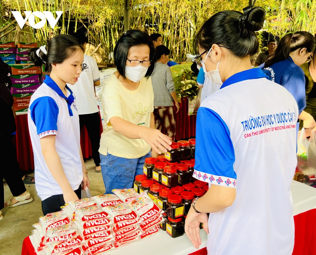 nụ cười xuân thắp sáng niềm vui cho trẻ em nghèo cần thơ hình ảnh 5 nu cuoi xuan thap sang niem vui cho tre em ngheo can tho hinh anh 5
