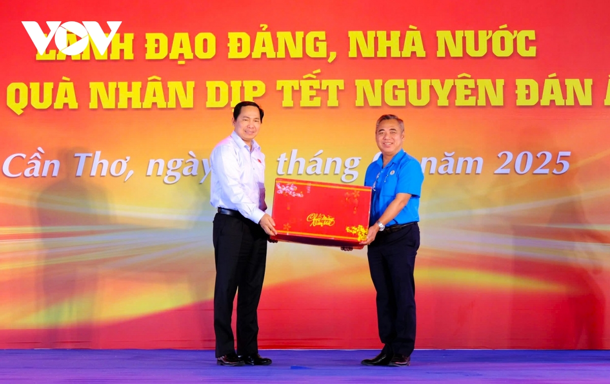 400 phần quà được trao tặng cho người lao động ở cần thơ hình ảnh 1 400 phan qua duoc trao tang cho nguoi lao dong o can tho hinh anh 1