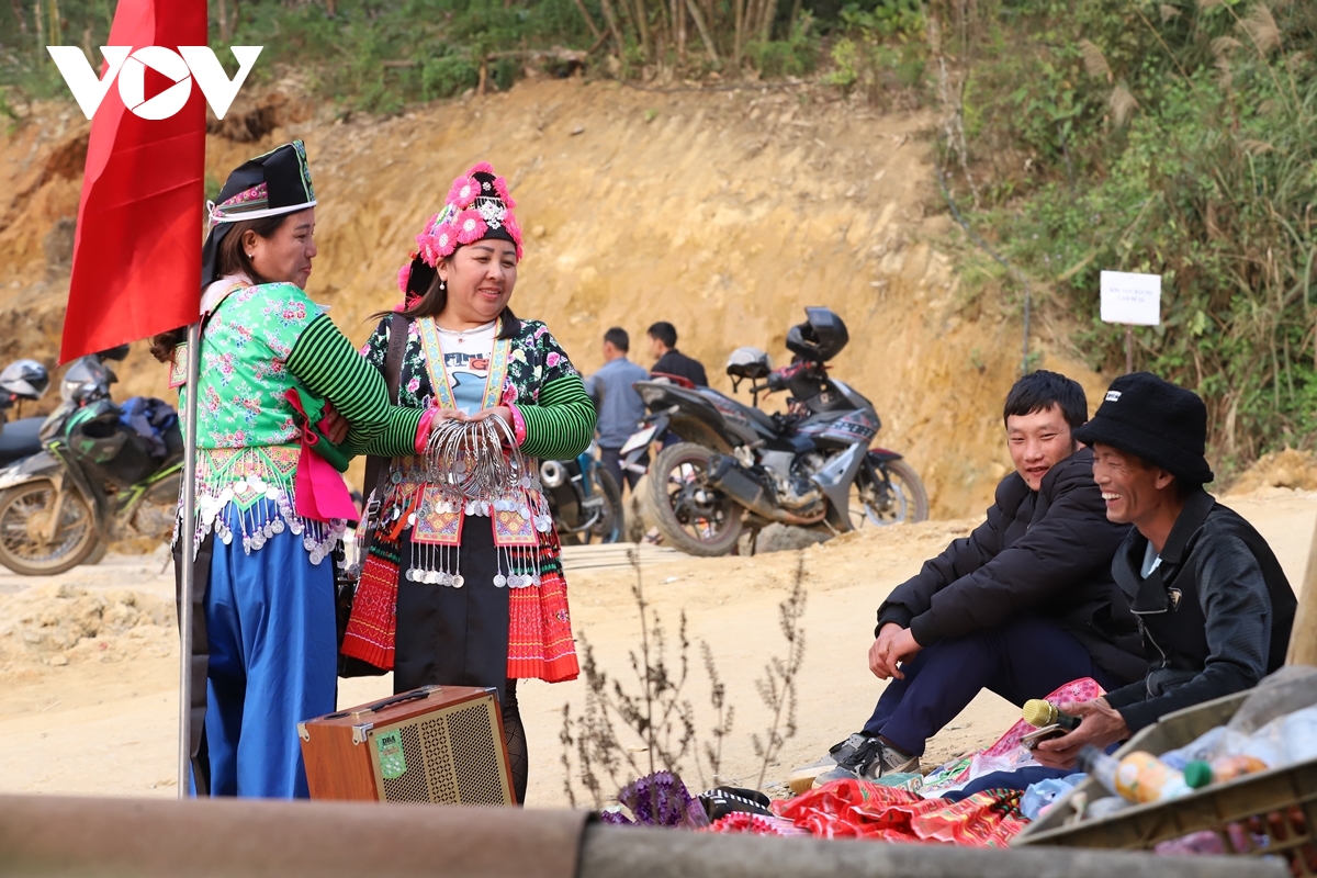 rộn ràng lễ hội miền đá cổ hang chú sơn la hình ảnh 3 ron rang le hoi mien da co hang chu son la hinh anh 3