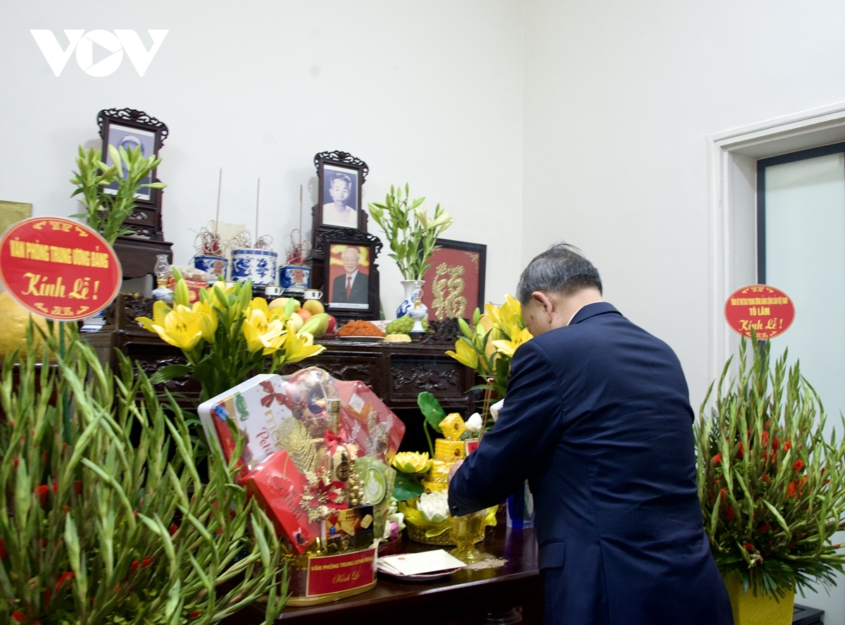 Tổng Bí thư Tô Lâm dâng hương tưởng nhớ cố Tổng Bí thư Nguyễn Phú Trọng