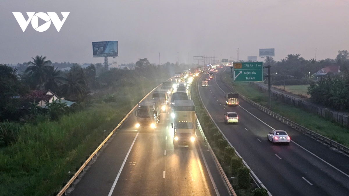 tien giang xe tai boc chay dang luu thong tren duong cao toc hinh anh 2