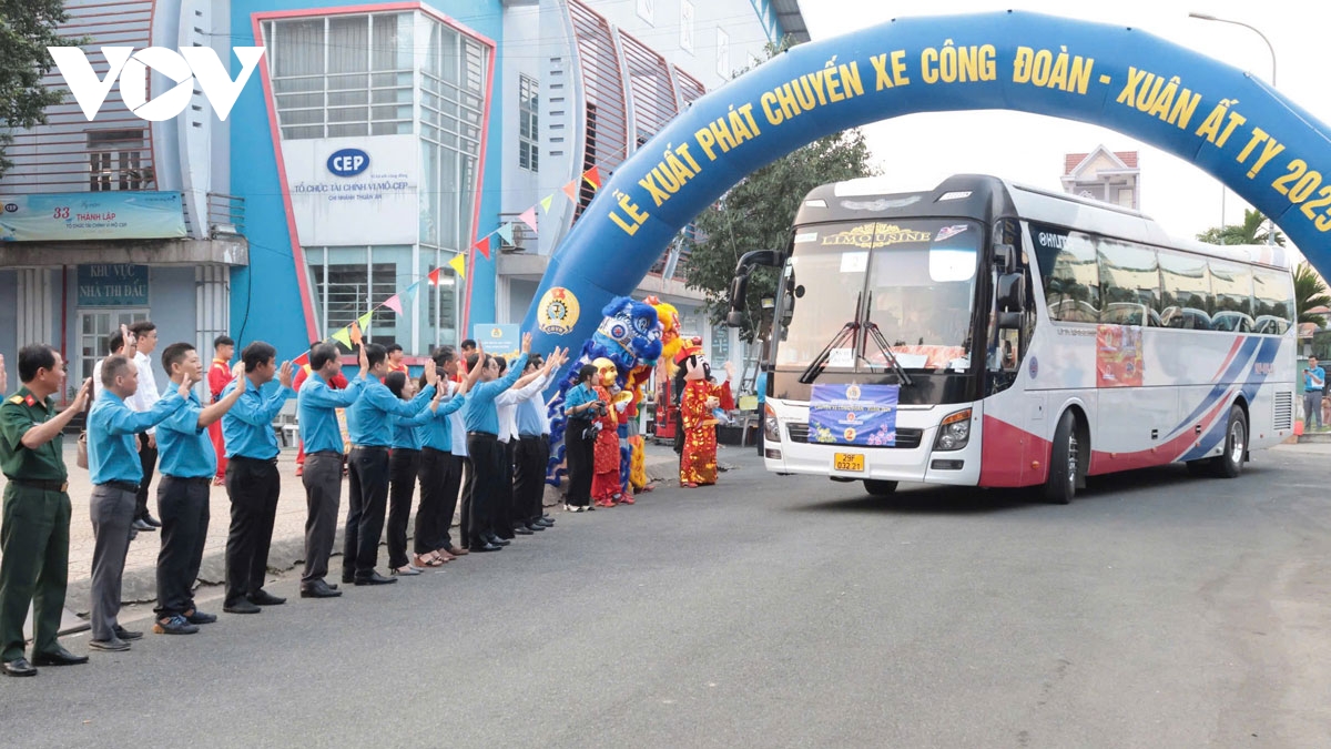 lanh dao tinh binh duong, binh phuoc tien cong nhan ve que don tet hinh anh 1