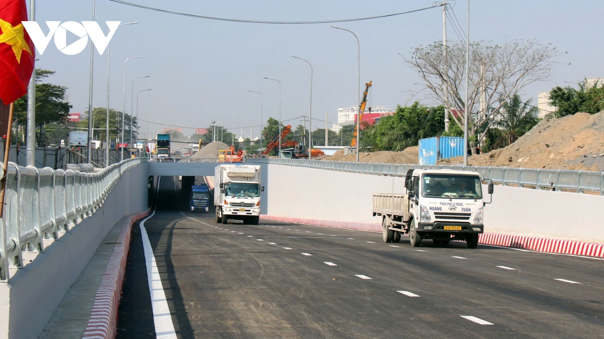 tp.hcm thong xe toan bo nut giao nguyen van linh - nguyen huu tho hinh anh 2