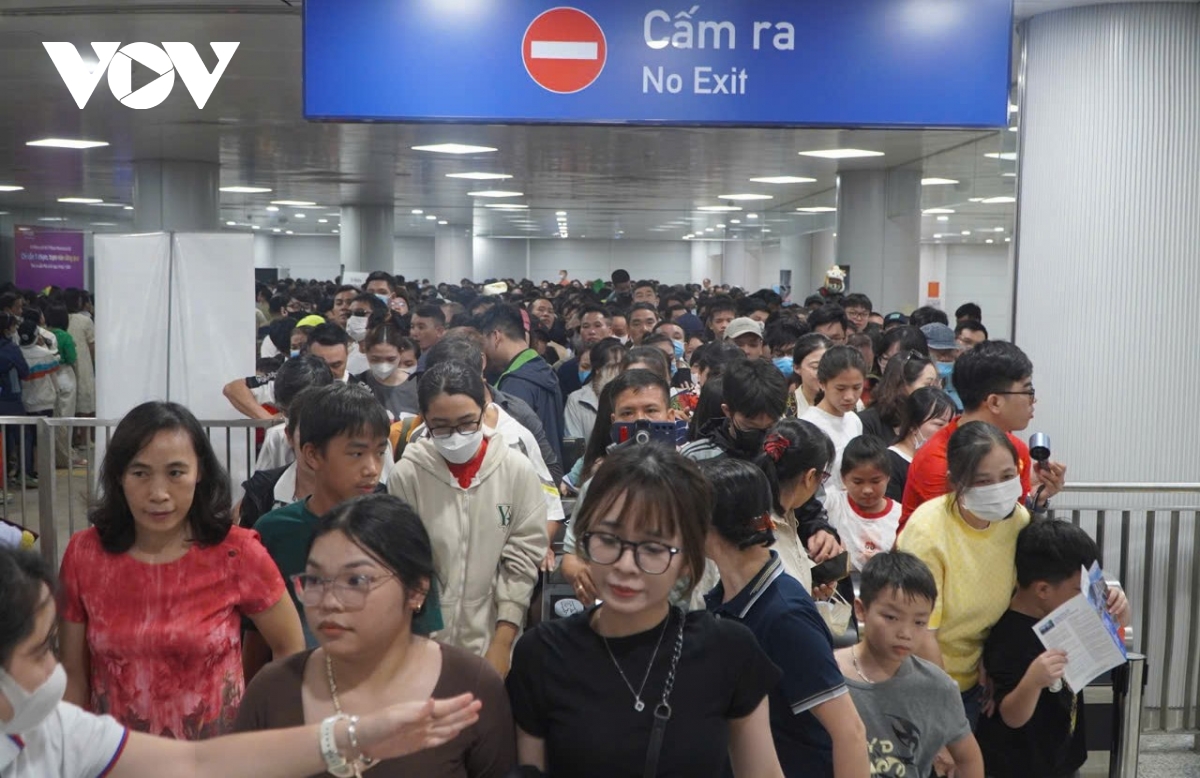 Nhiều người dân TP.HCM đi chơi Tết Dương lịch bằng metro