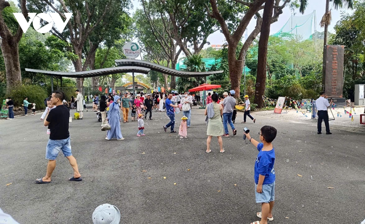 nhieu nguoi dan tp.hcm di choi tet duong lich bang metro hinh anh 1