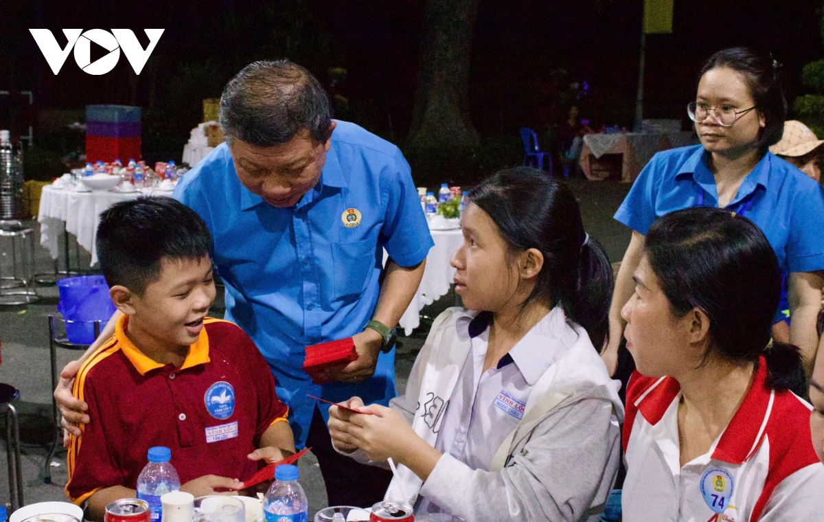 15.000 gia dinh cong nhan kho khan o tp.hcm duoc vui tet sum vay hinh anh 1