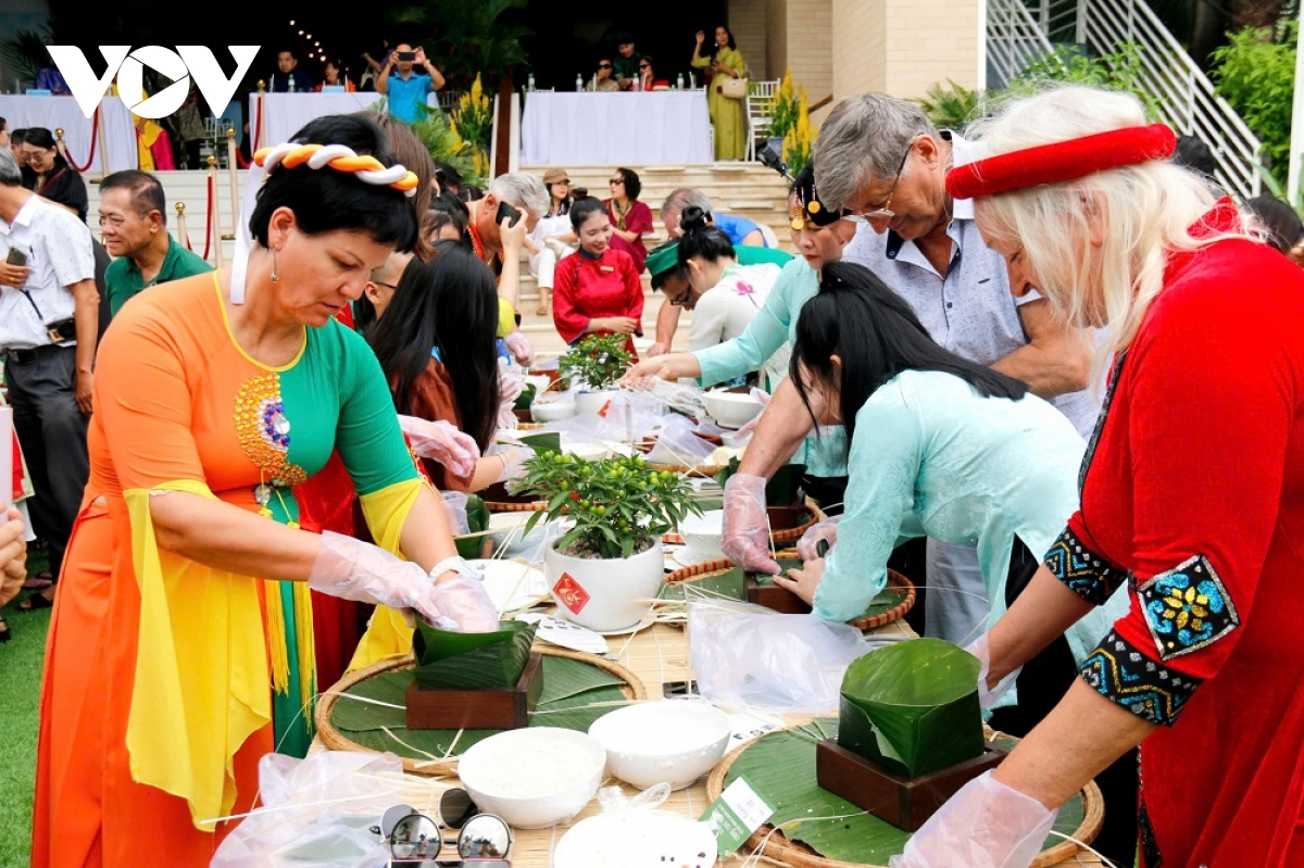 du khach nuoc ngoai hao huc voi le hoi banh chung o binh thuan hinh anh 1