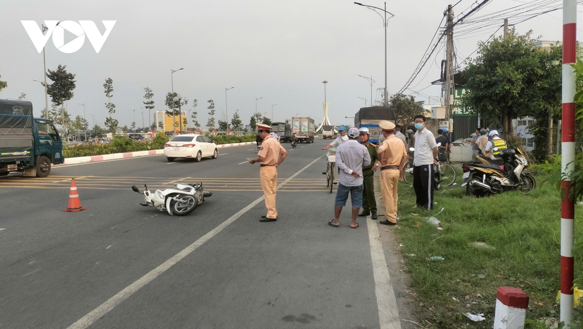 tai nan giao thong lam 2 nguoi chet, 1 nguoi bi thuong o tien giang hinh anh 2