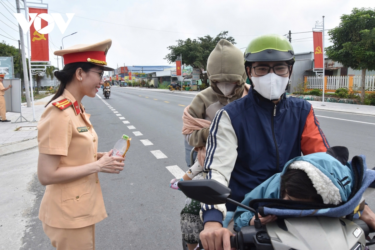 nguoi dan bac lieu duoc tang nuoc suoi, khan lanh khi di xe may ve que don tet hinh anh 1