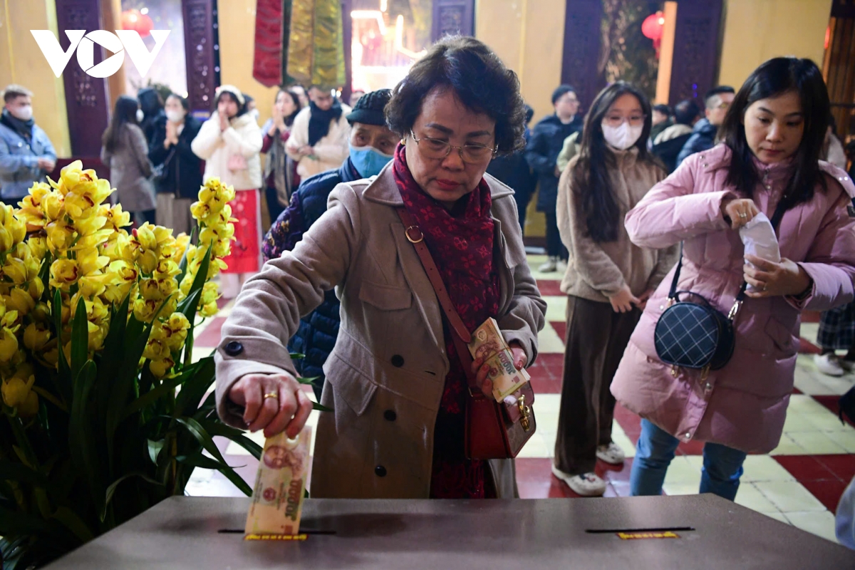 nguoi dan no nuc di chua quan su cau an sau thoi khac giao thua hinh anh 7