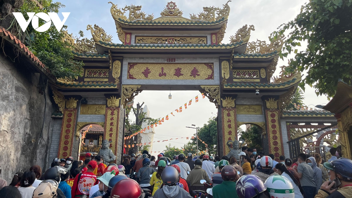 nguoi dan do ve ngoi chua co nhat binh duong de cau may hinh anh 5