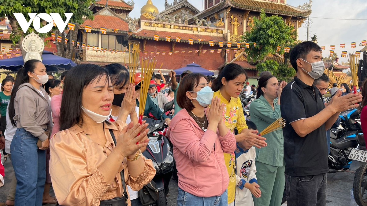 nguoi dan do ve ngoi chua co nhat binh duong de cau may hinh anh 8