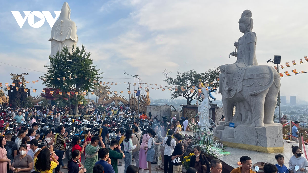 nguoi dan do ve ngoi chua co nhat binh duong de cau may hinh anh 9