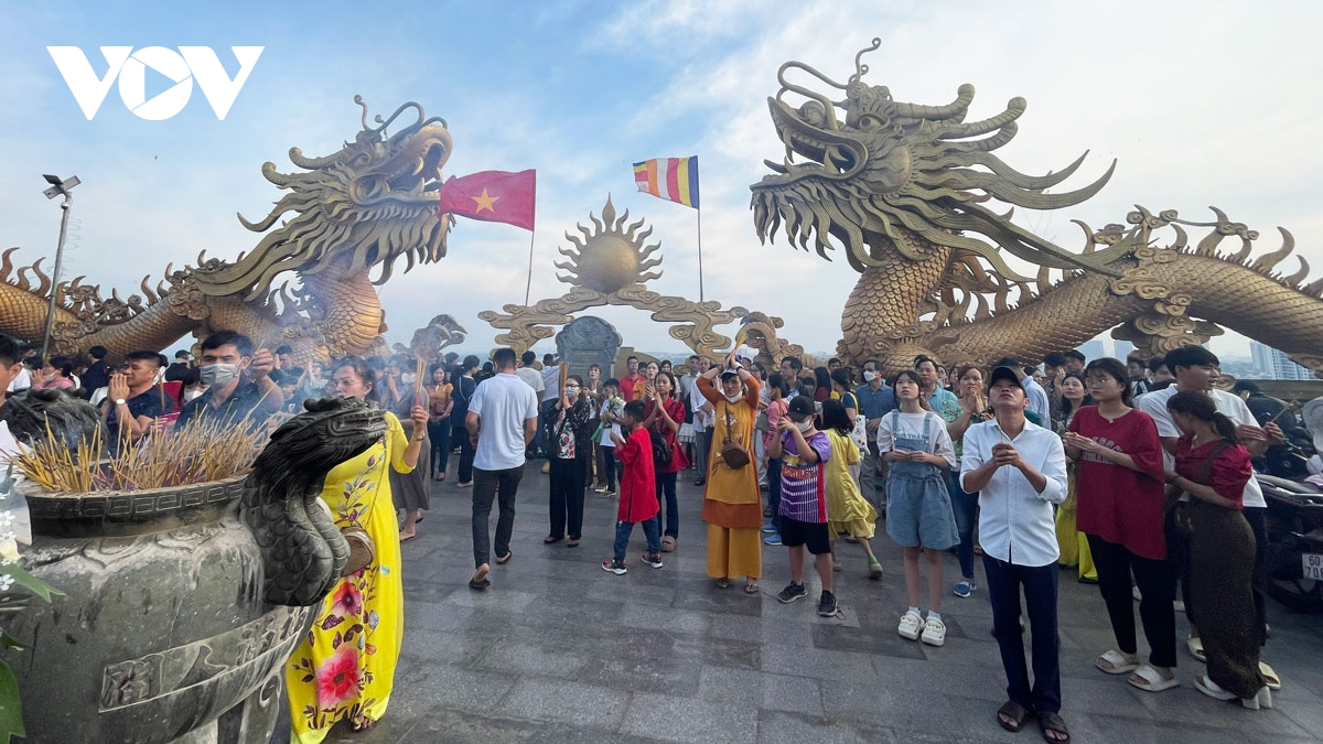 nguoi dan do ve ngoi chua co nhat binh duong de cau may hinh anh 4