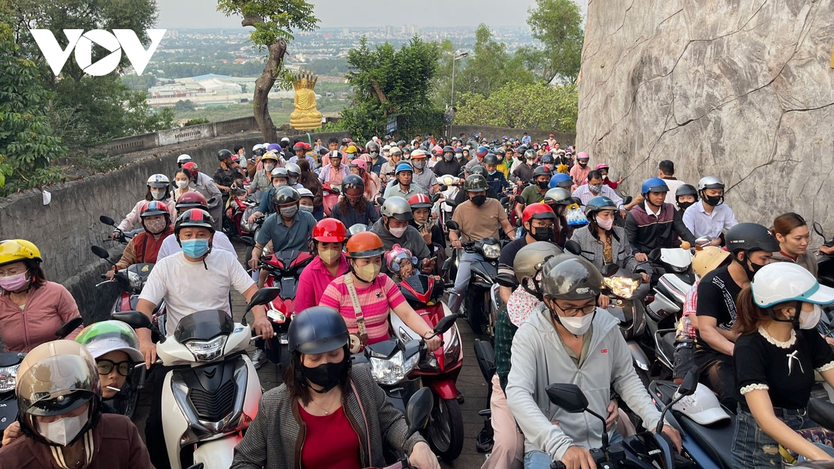 nguoi dan do ve ngoi chua co nhat binh duong de cau may hinh anh 6