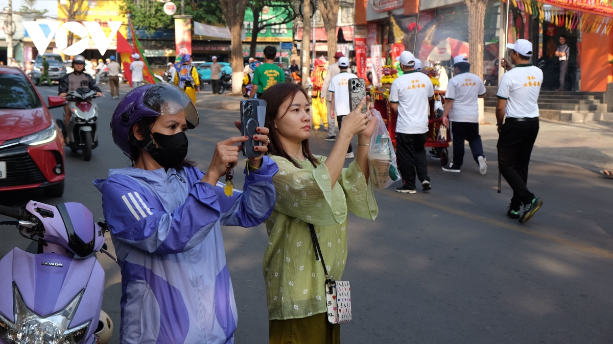 Doan nguoi lam le nghinh than dieu hanh 8km giua pho o Dong nai hinh anh 3