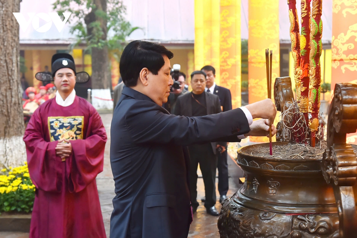 chủ tịch nước chủ trì lễ dâng hương khai xuân tại hoàng thành thăng long hình ảnh 4 chu tich nuoc chu tri le dang huong khai xuan tai hoang thanh thang long hinh anh 4