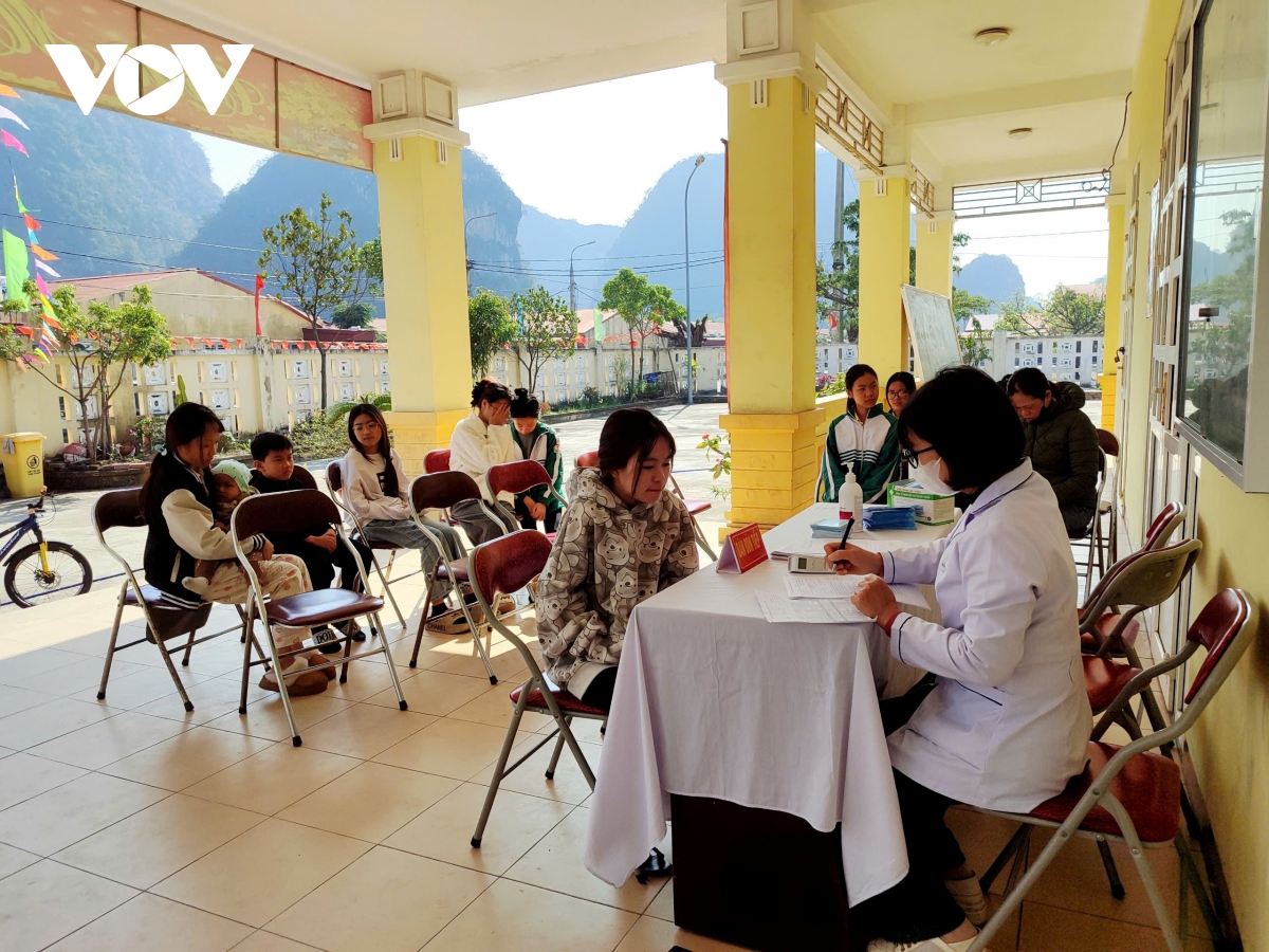 ha long linh hoat de xoa vung lom tiem chung hinh anh 1