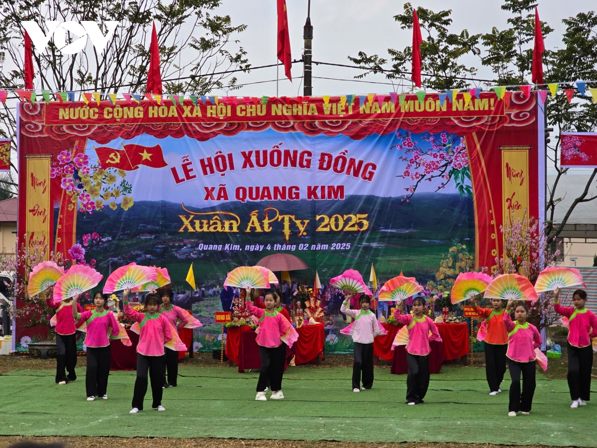 nguoi giay vung lu quang kim mo hoi xuong dong cau mua moi hinh anh 2