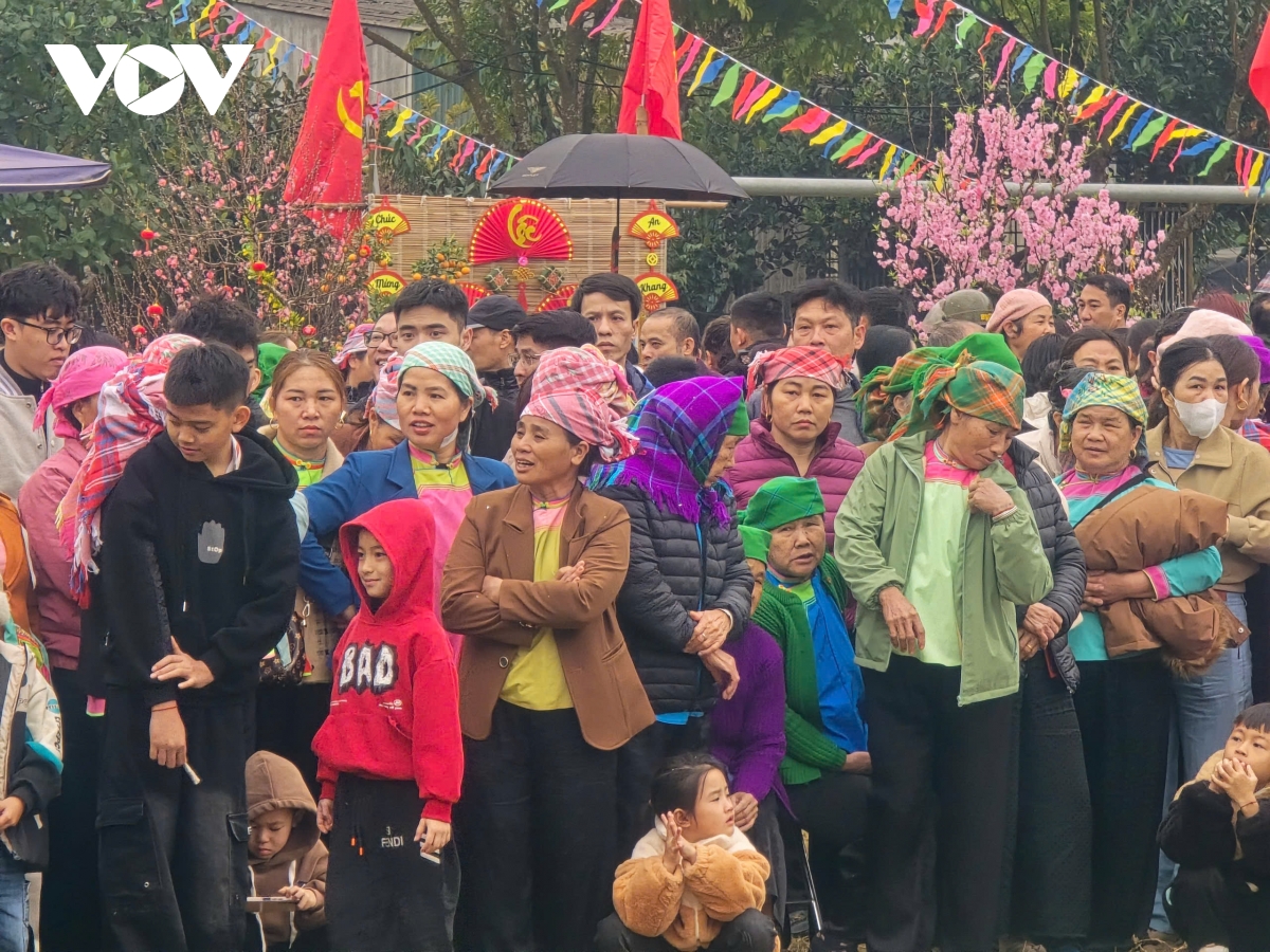 nguoi giay vung lu quang kim mo hoi xuong dong cau mua moi hinh anh 3