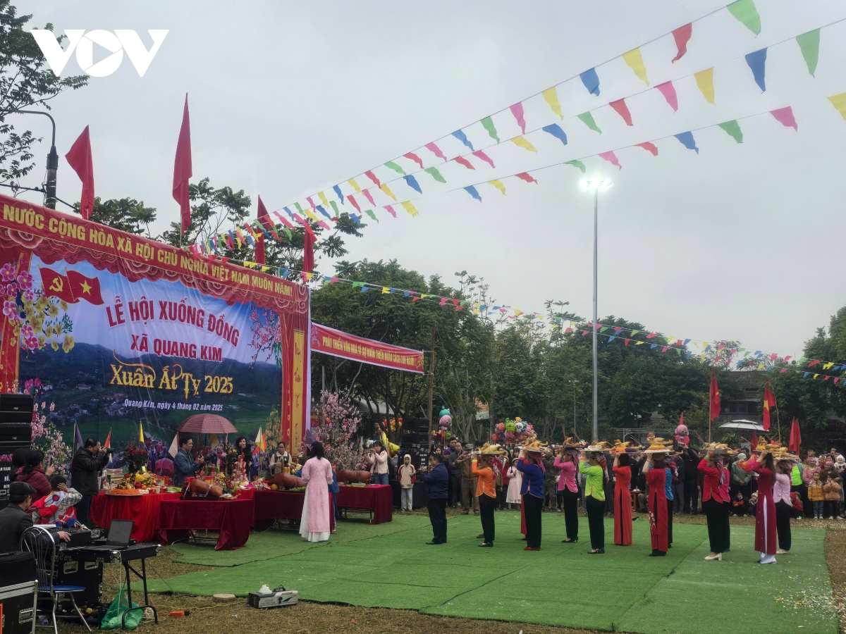 nguoi giay vung lu quang kim mo hoi xuong dong cau mua moi hinh anh 4