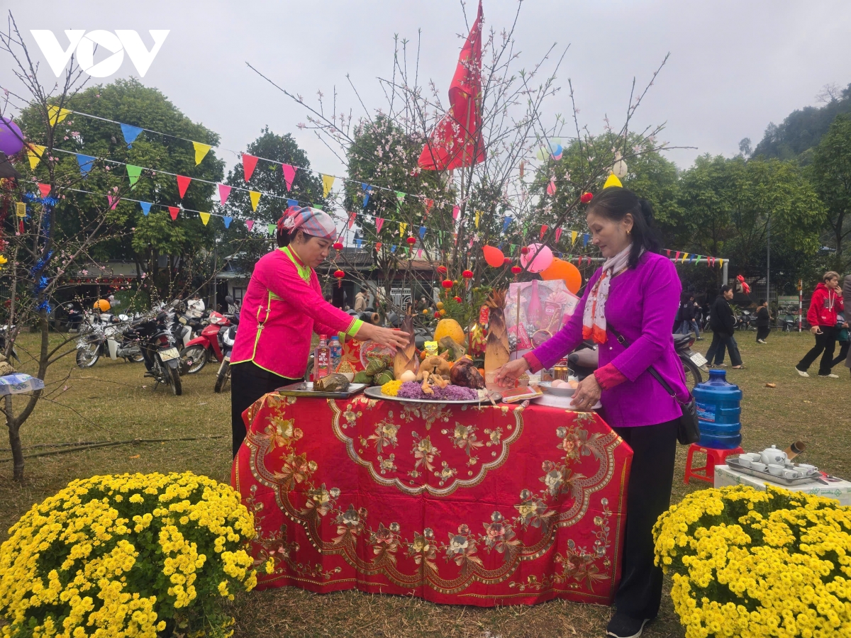 nguoi giay vung lu quang kim mo hoi xuong dong cau mua moi hinh anh 6