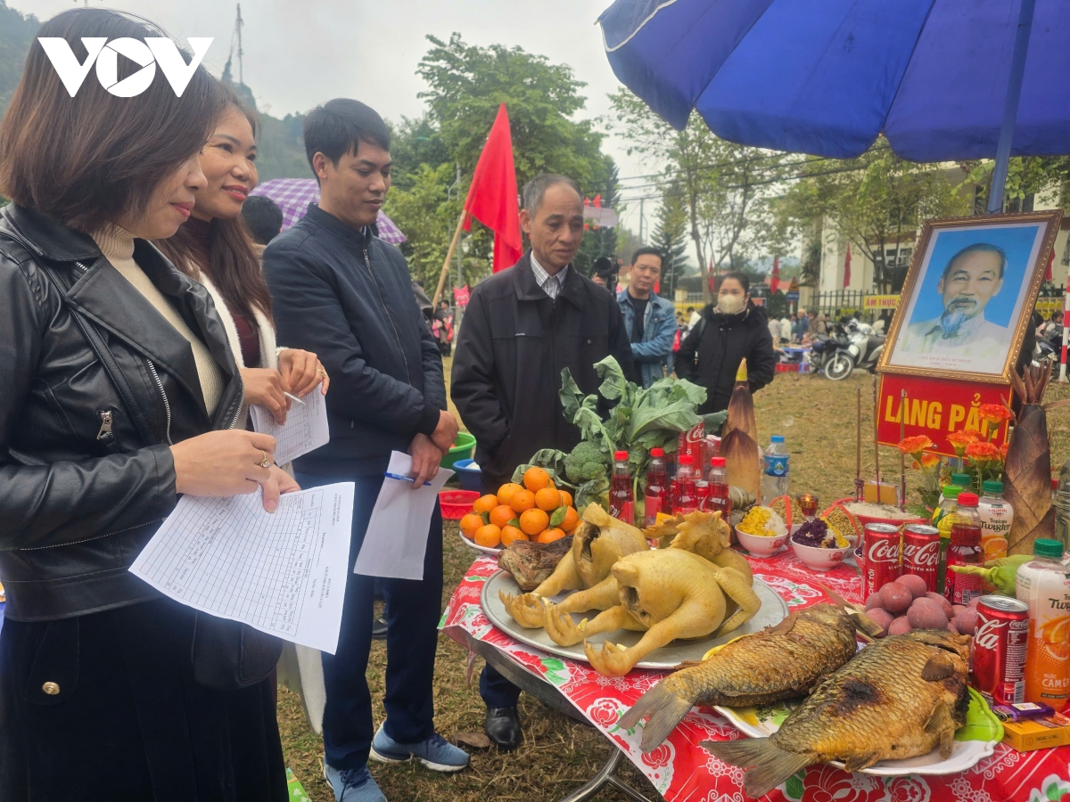 nguoi giay vung lu quang kim mo hoi xuong dong cau mua moi hinh anh 7