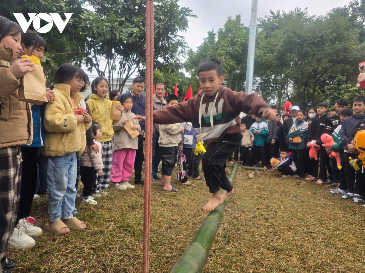 nguoi giay vung lu quang kim mo hoi xuong dong cau mua moi hinh anh 9