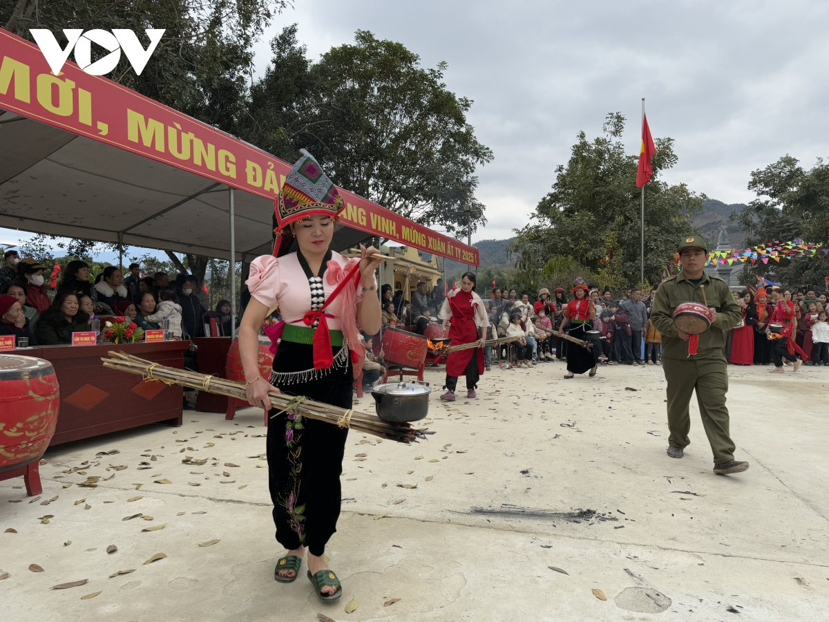 khai hoi dang huong Den tho hai ba trung tai vung bien gioi son la hinh anh 11