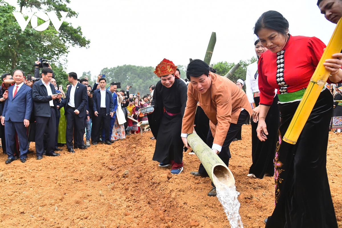 chu tich nuoc luong cuong du ngay hoi sac xuan tren moi mien to quoc hinh anh 8