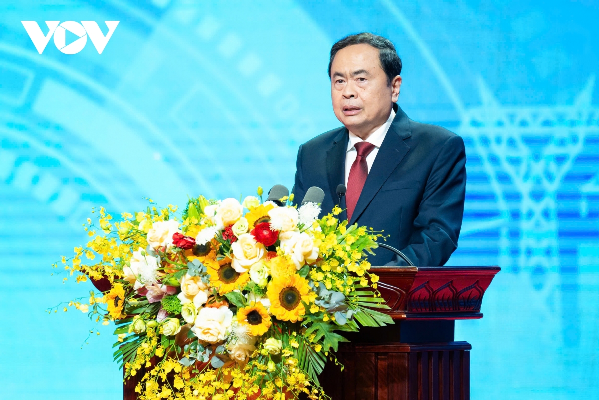 chu tich quoc hoi du chuong trinh bieu duong cong nhan lao dong tieu bieu hinh anh 2
