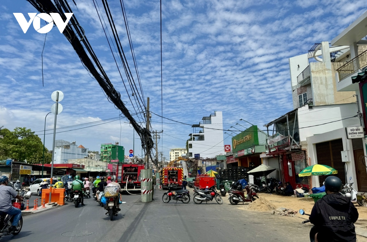 di doi hang cot dien nam giua duong tai tphcm hinh anh 2