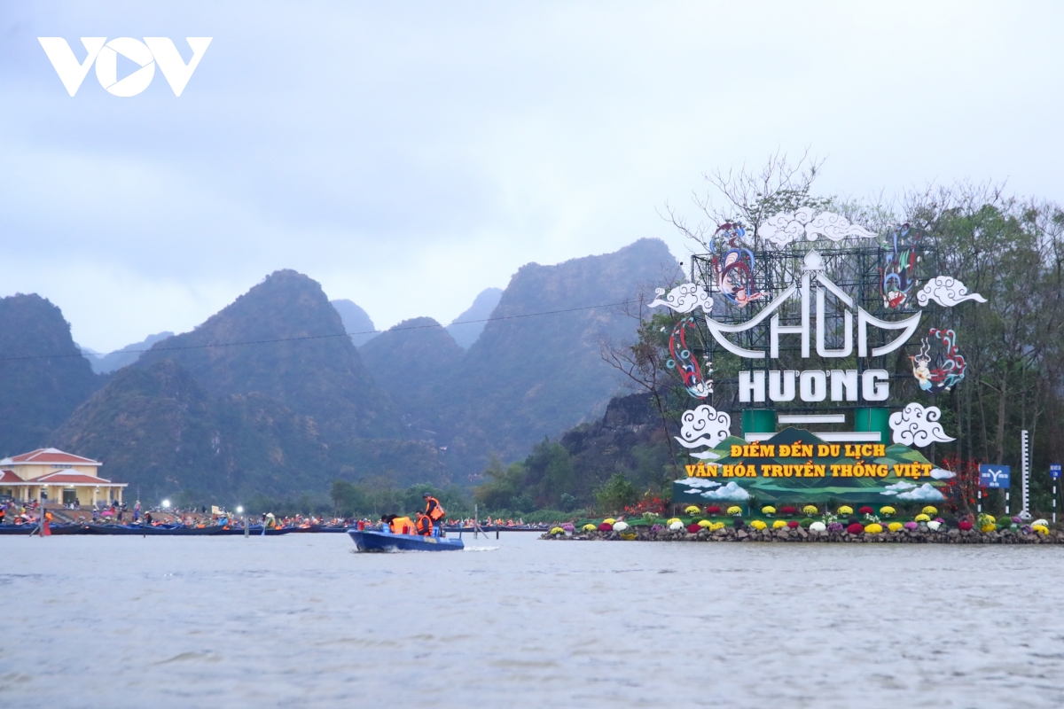 hang van du khach doi mua ret di khai hoi chua huong tu sang som hinh anh 1