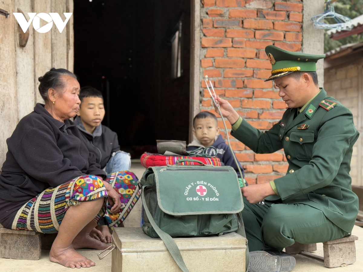 nguoi thay thuoc dac biet o vung bien gioi hinh anh 3