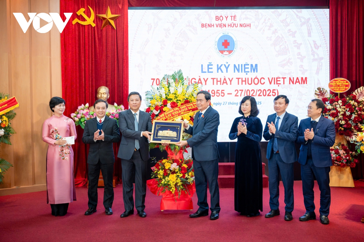 chu tich quoc hoi du le ky niem ngay thay thuoc viet nam tai benh vien huu nghi hinh anh 6