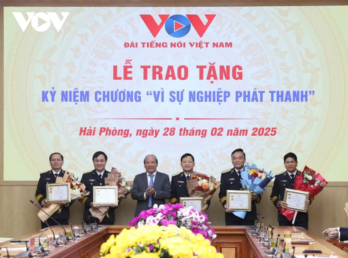 trao kỷ niệm chương vì sự nghiệp phát thanh cho lãnh đạo quân chủng hải quân hình ảnh 1 trao ky niem chuong vi su nghiep phat thanh cho lanh dao quan chung hai quan hinh anh 1