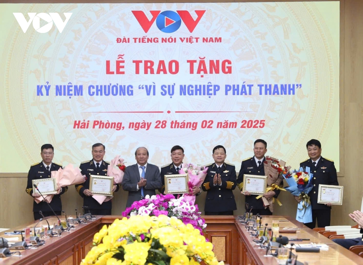 trao kỷ niệm chương vì sự nghiệp phát thanh cho lãnh đạo quân chủng hải quân hình ảnh 2 trao ky niem chuong vi su nghiep phat thanh cho lanh dao quan chung hai quan hinh anh 2