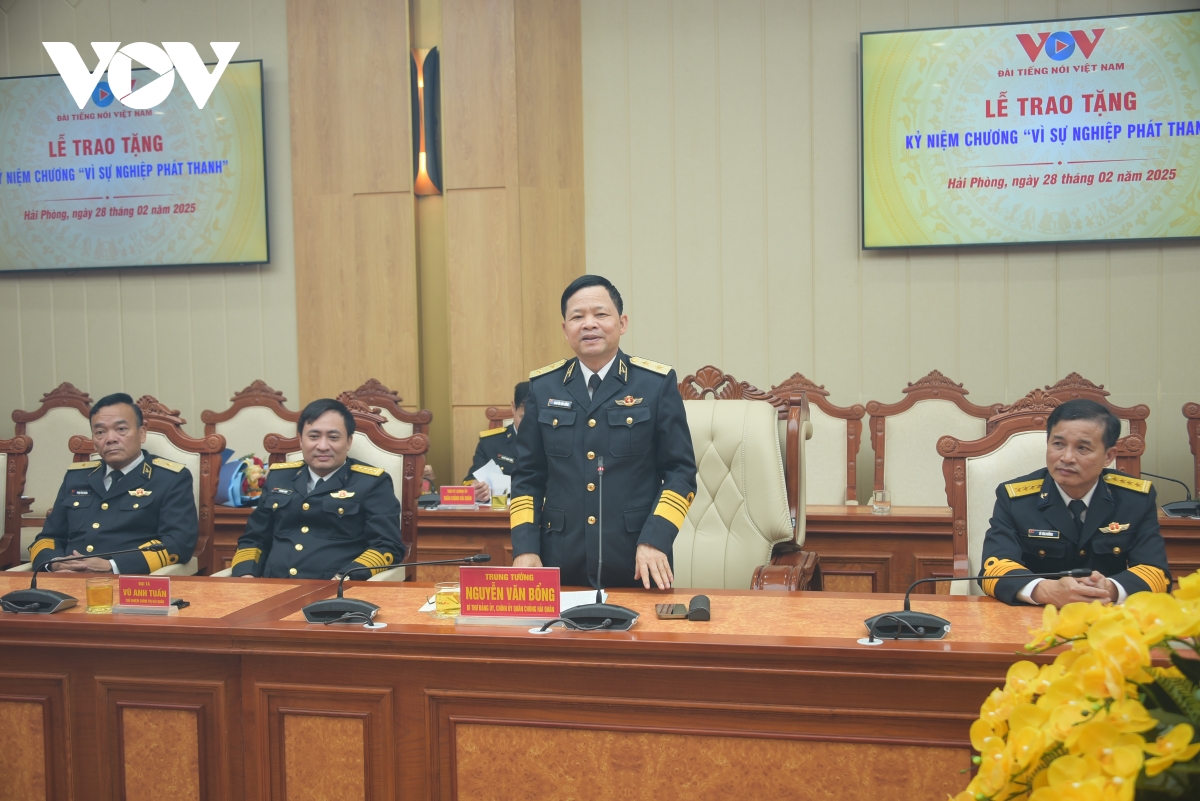trao kỷ niệm chương vì sự nghiệp phát thanh cho lãnh đạo quân chủng hải quân hình ảnh 4 trao ky niem chuong vi su nghiep phat thanh cho lanh dao quan chung hai quan hinh anh 4